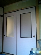 真っ白でスリガラス入りの建具です