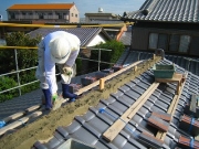 土葺き屋根　いよいよ最後の仕上げです