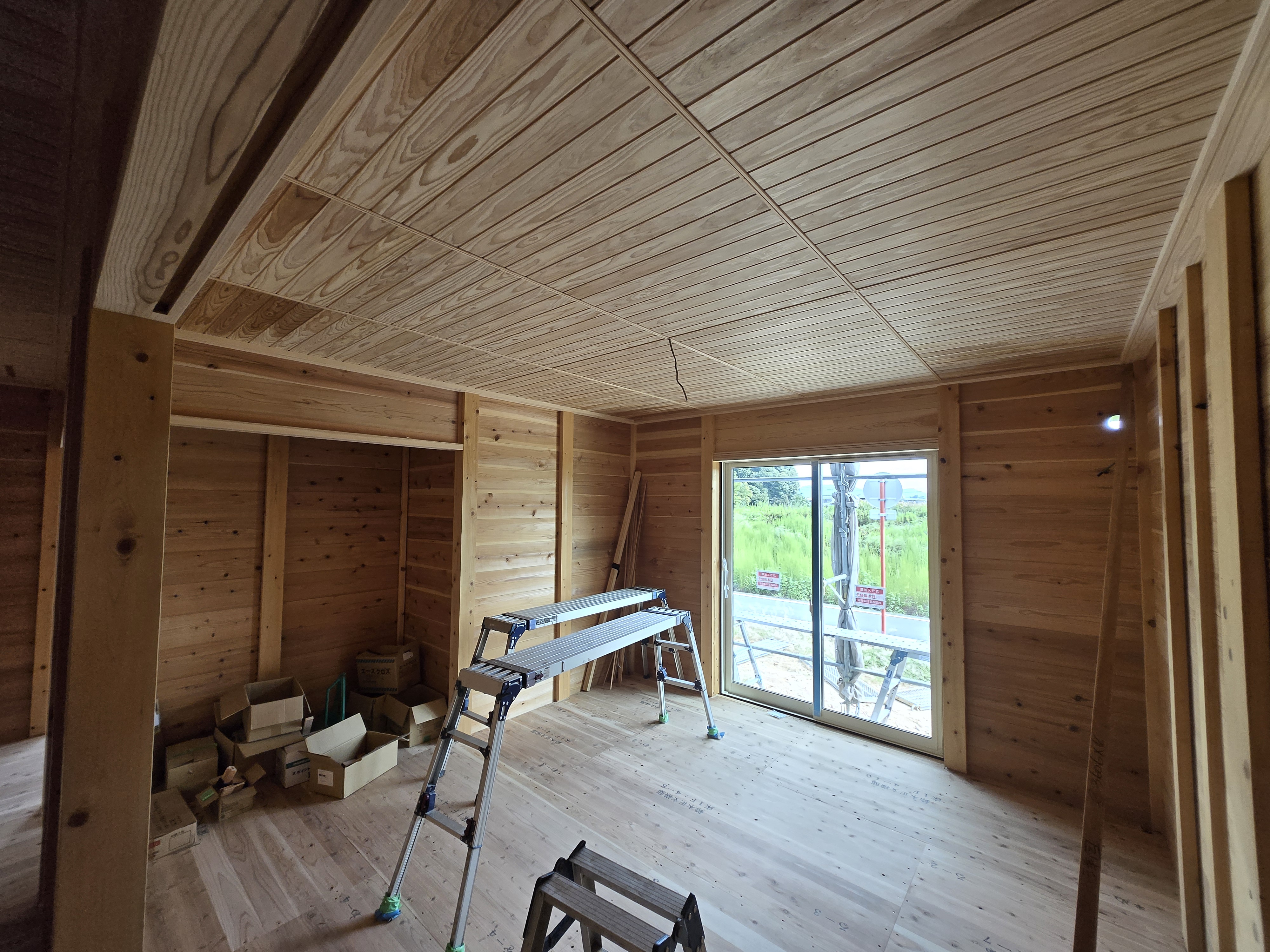 安城市藤井町の現場 　ベボー（変木）の家　杉板パネル天井施工写真