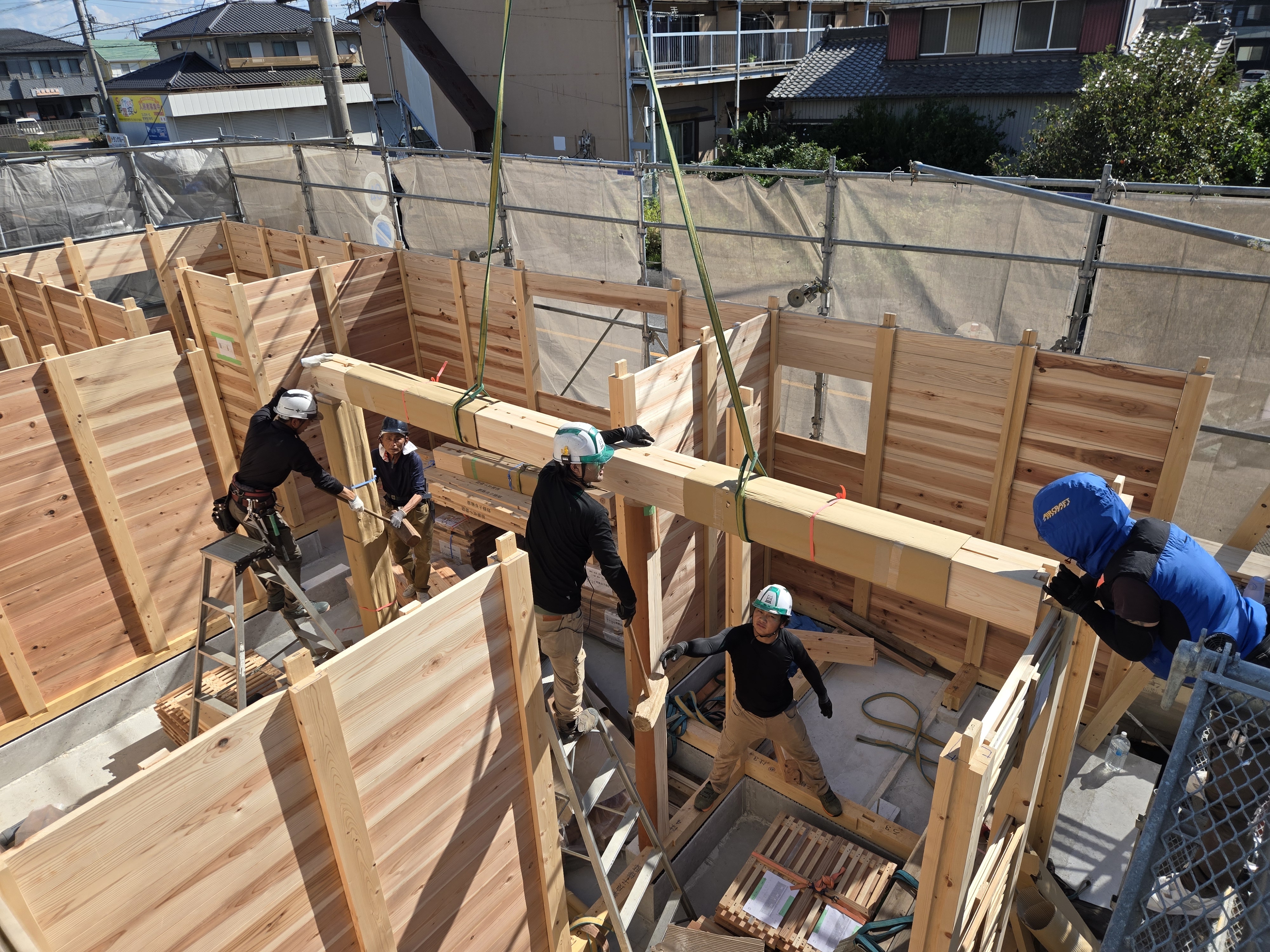 西尾市熊味町の現場 10月8日の建前　２０㎝角の桧の梁の写真