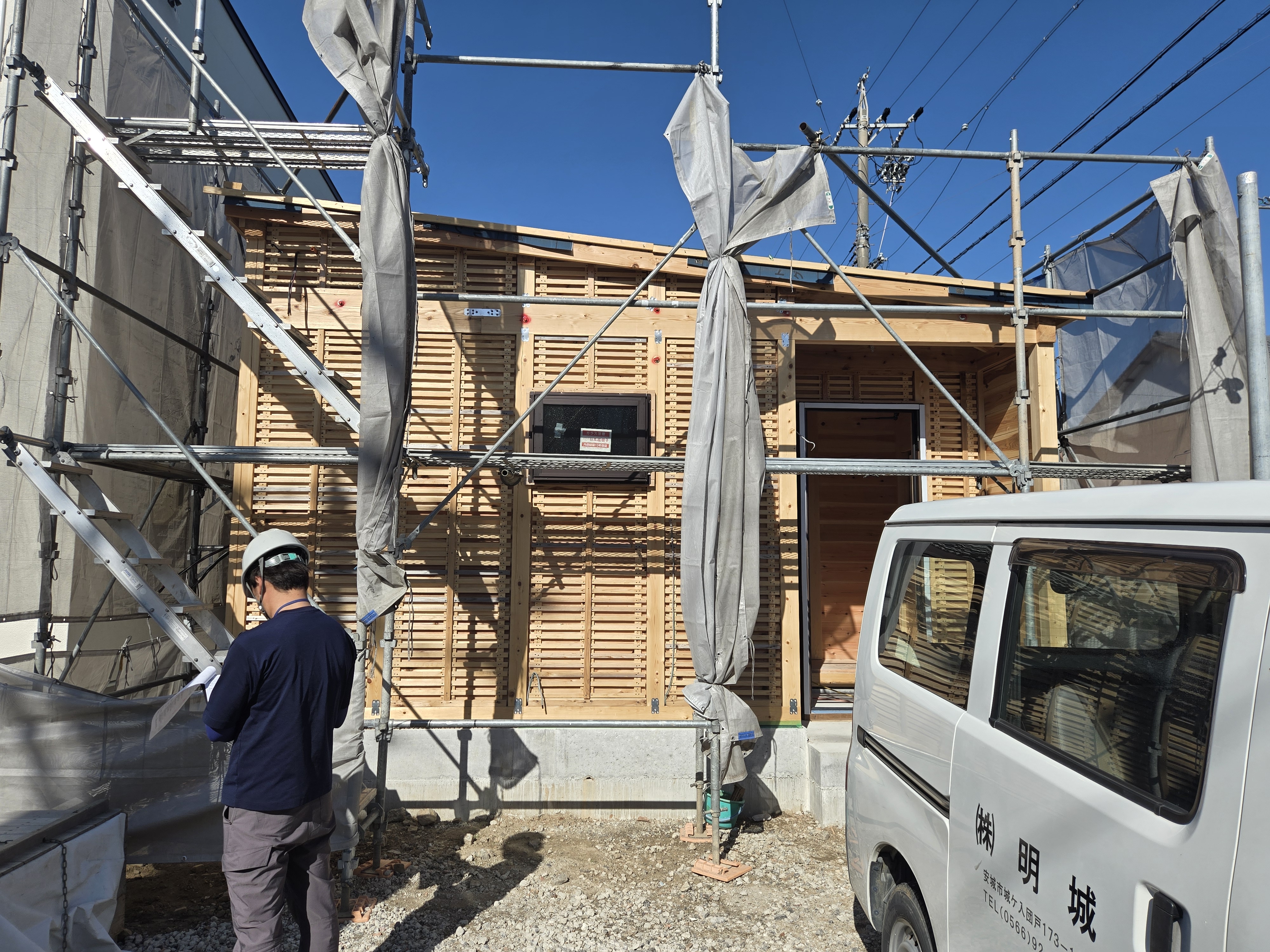 注文住宅 国産無垢材の柱と梁 内部造作現場写真