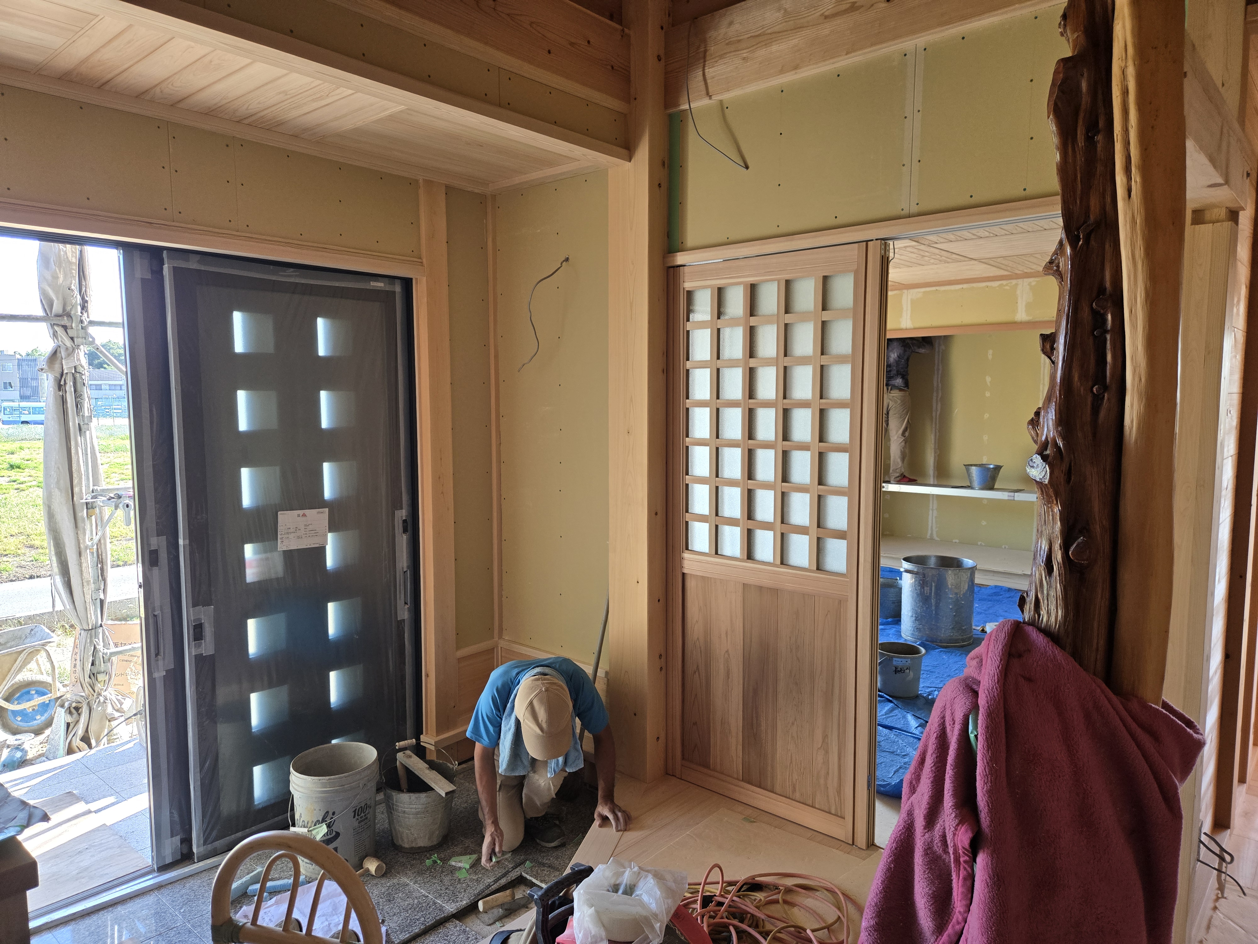 安城市藤井町の現場 　ベボー（変木）の家　高級注文住宅 玄関 御影石貼り施工風景写真